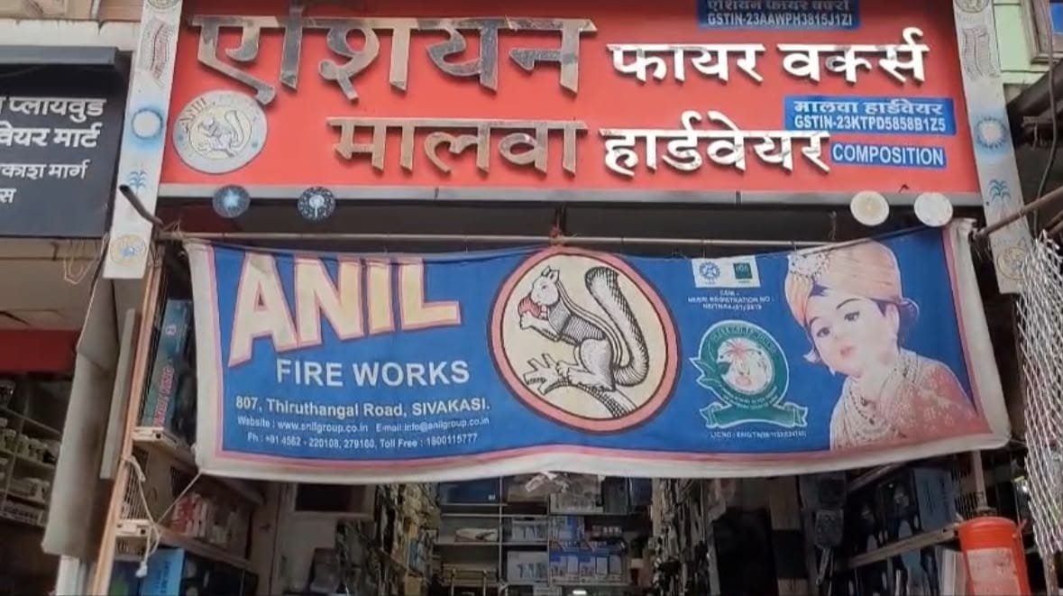 देवास में पटाखा दुकानों और गोदामों की जांच तेज: एनओसी मिलने तक बिक्री पर रोक
