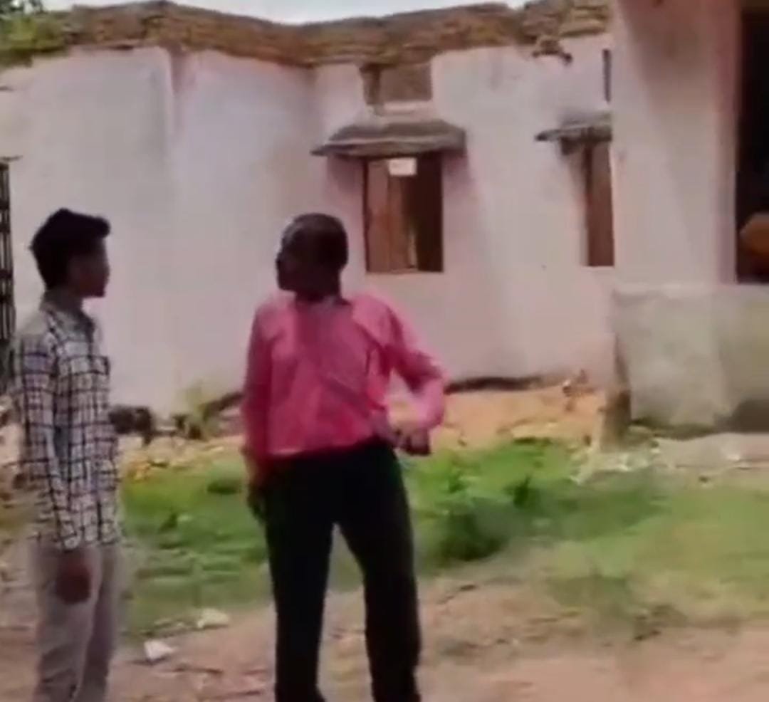 टीकमगढ़: सरकारी स्कूल के शिक्षक पर अभद्र व्यवहार का आरोप, वायरल वीडियो के बाद जांच की मांग