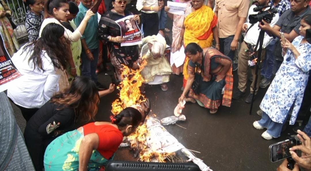 भोपाल में कंगना रनौत के बयान पर महिला कांग्रेस का प्रदर्शन, पुतला फूंका