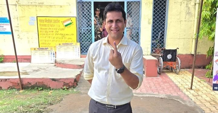 दतिया उपचुनाव: कलेक्टर स्वप्निल वानखड़े ने किया मतदान, मतदाताओं से मतदान की अपील