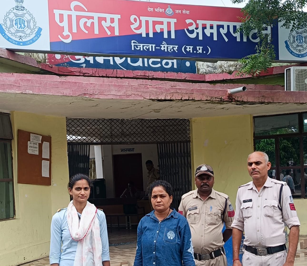 मैहर में नशीली कफ सिरप के साथ महिला गिरफ्तार: 30 शीशियां और मोबाइल जब्त