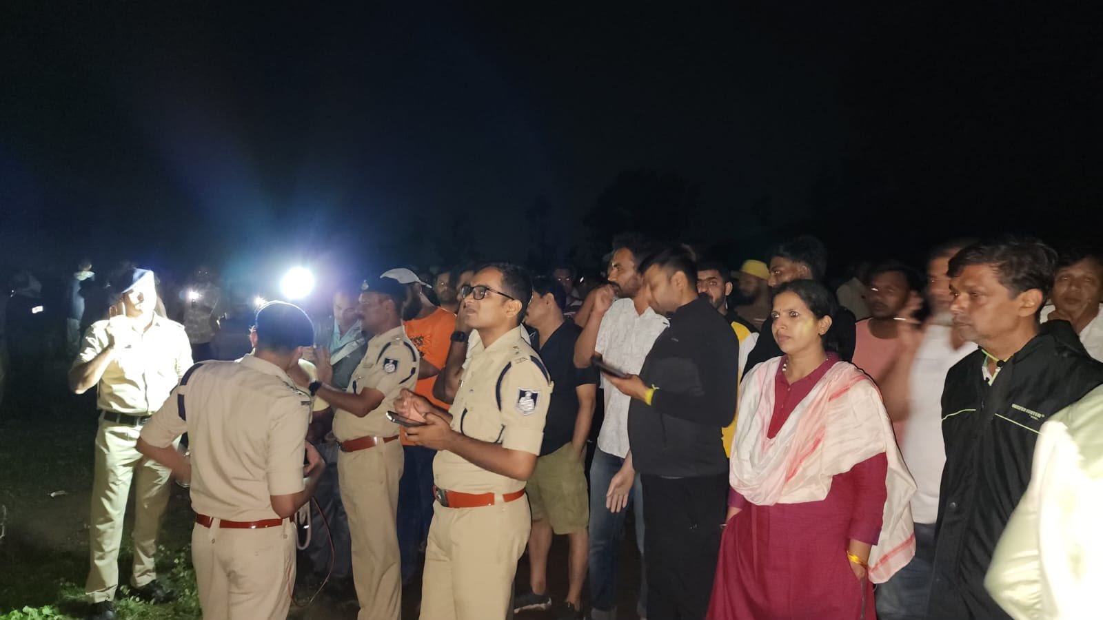 खंडवा में साढ़े 10 घंटे का रेस्क्यू ऑपरेशन सफल: SDERF ने उफनती नदी से चार युवकों को बचाया