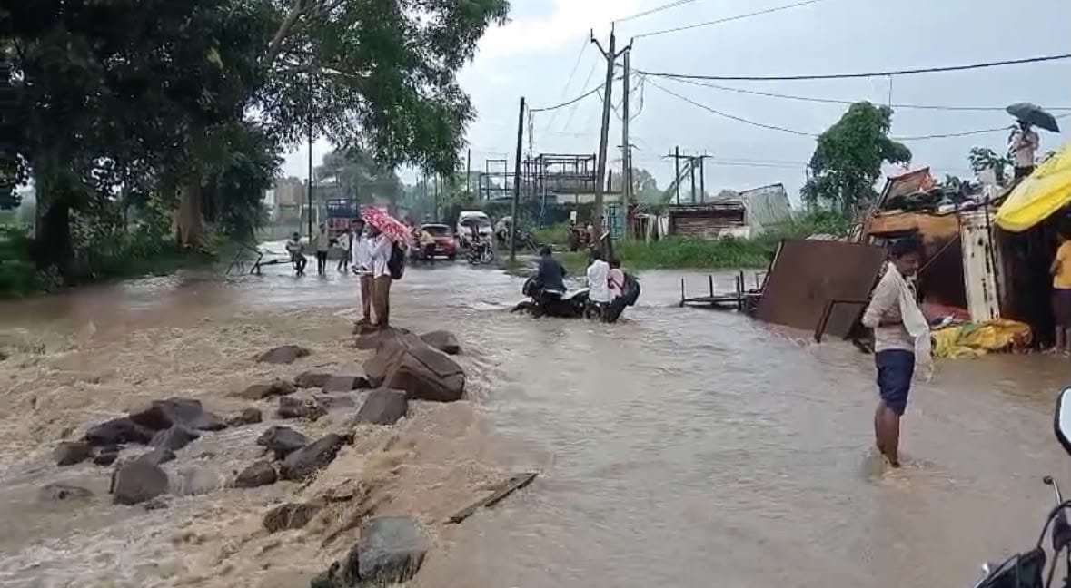 बरसात में डूब जाता है MP और महाराष्ट्र मार्ग, जान जोखिम में डालकर गुजरने को मजबूर ग्रामीण और स्कूली बच्चे