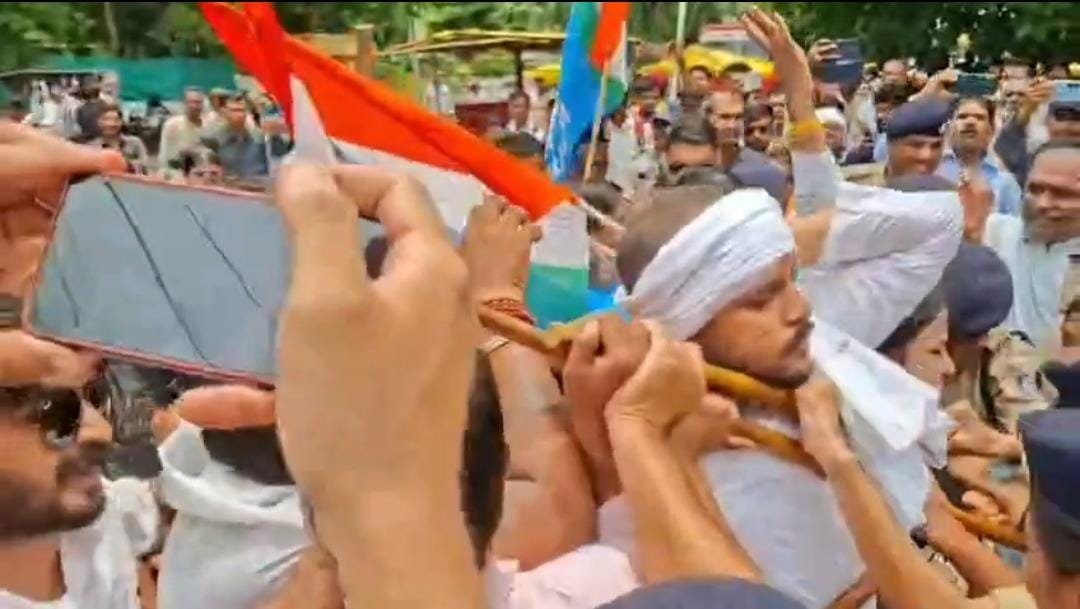 खरगोन में सांसद कार्यालय घेरने निकले NSUI कार्यकर्ताओं पर पुलिस ने की पानी की बौछार