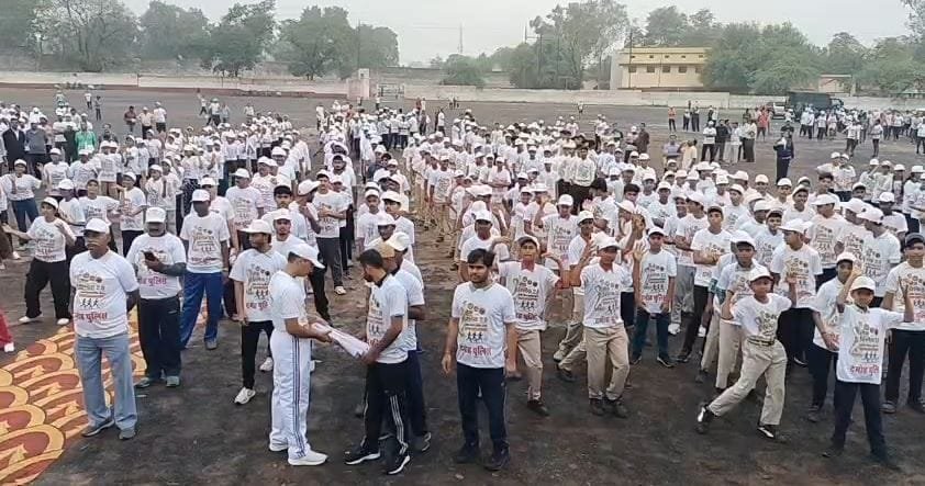 दमोह में साइबर जागरूकता के लिए 4 किमी मैराथन, एसपी, सांसद और विधायक ने दिखाई हरी झंडी