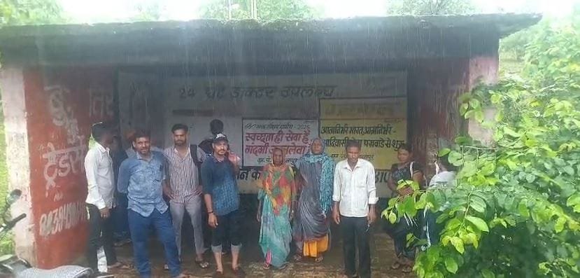 बदनापुर का जर्जर यात्री प्रतीक्षालय बना हादसे का सबब, बारिश में जान जोखिम में डालकर बस का इंतजार कर रहे ग्रामीण