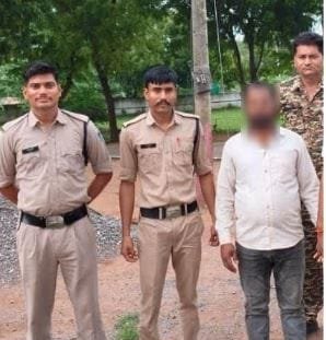 10 साल पुराने दुष्कर्म मामले का फरार वारंटी गिरफ्तार: ‘न्याय पथ अभियान’ के तहत लवकुशनगर पुलिस की कार्रवाई