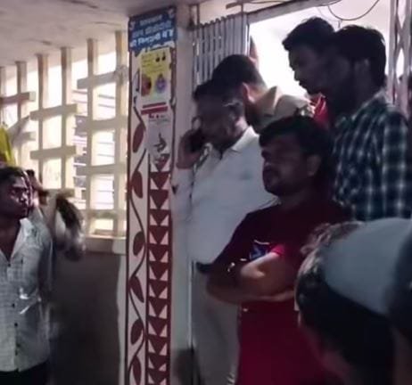 छतरपुर: स्वास्थ्य केंद्र से डॉक्टर नदारद मिले, सीएमएचओ ने लगाई फटकार, मरीज की मौत के बाद बढ़ा विवाद