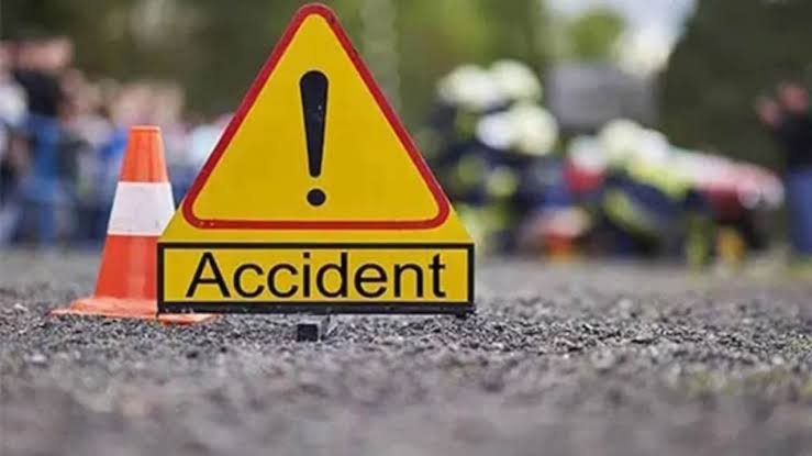 दमोह में तेज रफ्तार बस ने स्कूटी सवार युवक को मारी टक्कर, गंभीर हालत में जबलपुर रेफर