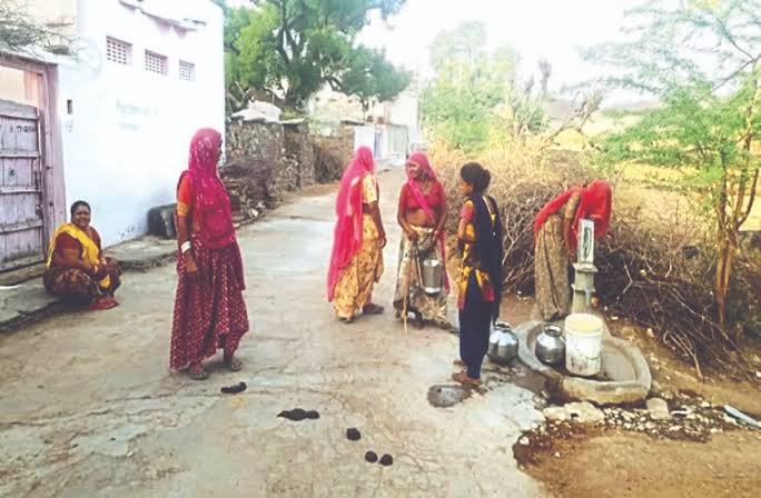 आदिवासी गांव में पेयजल संकट पर भड़के नारायण त्रिपाठी, अल्ट्राटेक प्रबंधन को दी आंदोलन की चेतावनी