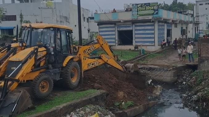 खंडवा में अतिक्रमण हटाने की कार्रवाई पर विवाद, पार्षद का निगम अधिकारियों से बहस