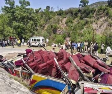 राजनगर जा रही यात्री बस 15 मीटर गहरी खाई में गिरी, कई यात्री घायल