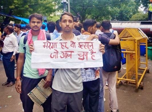 छात्रों के समर्थन में दिल्ली पहुंचे टीकमगढ़ के ओबीसी महासभा कार्यकर्ता: जंतर मंतर पर प्रदर्शन में हुए शामिल