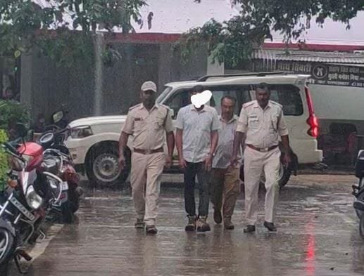 चीतल को केला खिलाना पड़ा भारी, वायरल वीडियो के आधार पर पर्यटक पर वन्यजीव संरक्षण अधिनियम के तहत कार्रवाई