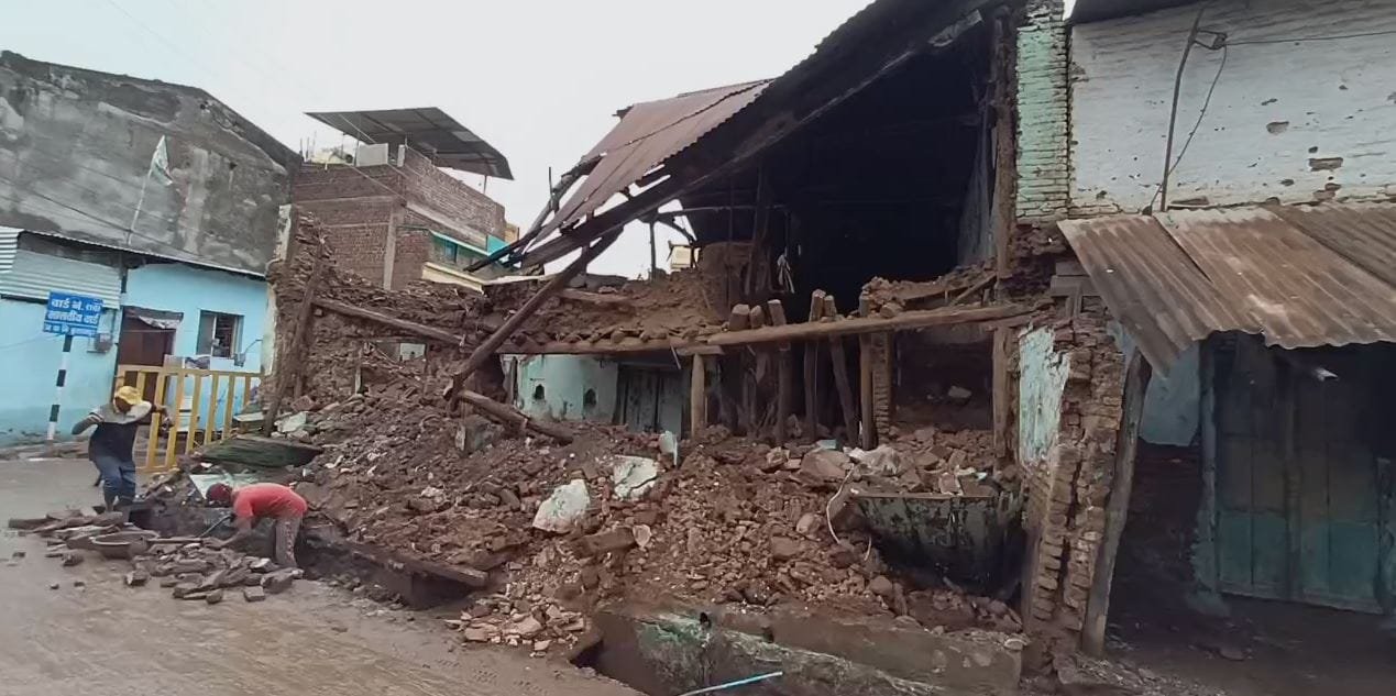 100 साल पुराना मकान भरभराकर ढहा: बड़ा हादसा टला, नोटिसों में उलझा निगम, मौत के इंतजार में प्रशासन