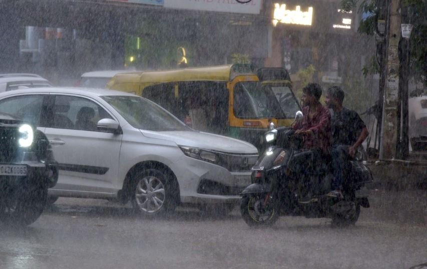 मध्य प्रदेश में मानसून का कहर, बारिश के बाद सड़कों पर बहने लगीं बाइकें; 7 जिलों में भारी बारिश का अलर्ट