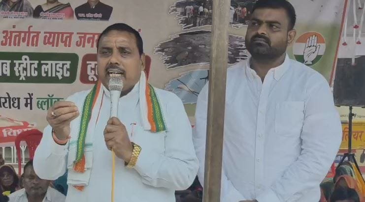 जनसमस्याओं को लेकर डबरा में कांग्रेस का प्रदर्शन, राज्यपाल के नाम सौंपा ज्ञापन