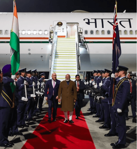 प्रधानमंत्री मोदी की न्यूजीलैंड यात्रा: ऑकलैंड पहुंचे प्रधानमंत्री मोदी, पीएम क्रिस्टोफर लक्सन ने किया गर्मजोशी से स्वागत