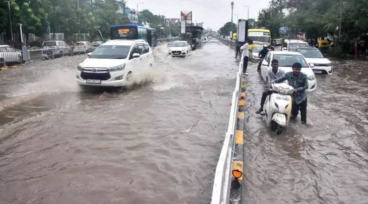 Indore Rain: इंदौर में बारिश का कहर, सड़क धंसी, दुल्हन को गोद में उठाकर पहुंचाया; हाईवे, जिला अस्पताल और आश्रम जलमग्न