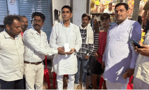 मैहर: बेरमा मंडी पहुंचे विधायक श्रीकांत चतुर्वेदी, किसानों से की चर्चा
