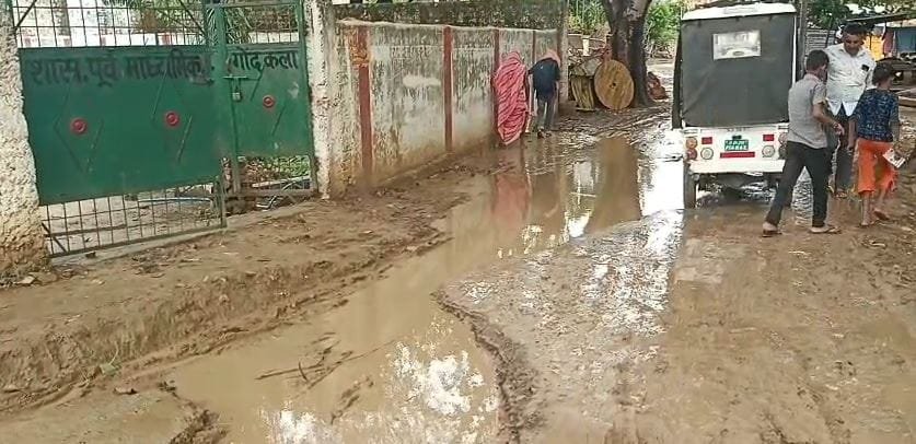 गोदकला में नल-जल योजना पर उठे सवाल, स्कूल गेट के सामने गड्ढा छोड़ अधूरा काम