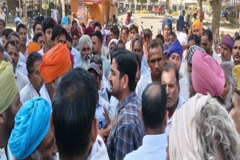 स्टेट वेयरहाउस पर डीएपी के लिए उमड़ी किसानों की भीड़, सुबह 6 बजे से लगी कतारें, 4200 टन की जरूरत के बीच पहुंची सिर्फ 120 टन खाद