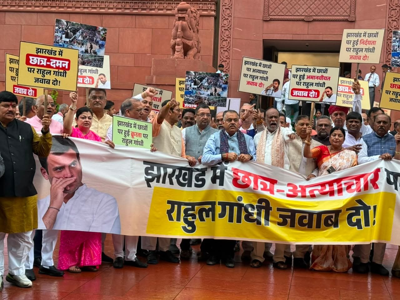 झारखंड में छात्रों पर कथित पुलिस कार्रवाई के विरोध में NDA सांसदों का संसद परिसर में मार्च, विपक्ष पर सदन बाधित करने का आरोप