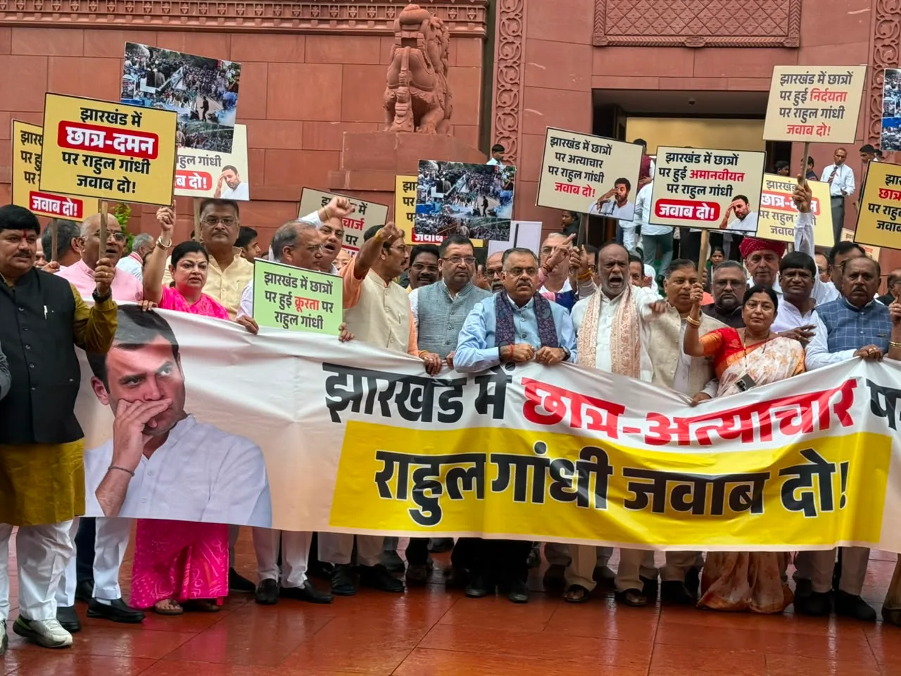 झारखंड में छात्रों पर कथित पुलिस कार्रवाई के विरोध में NDA सांसदों का संसद परिसर में मार्च, विपक्ष पर सदन बाधित करने का आरोप