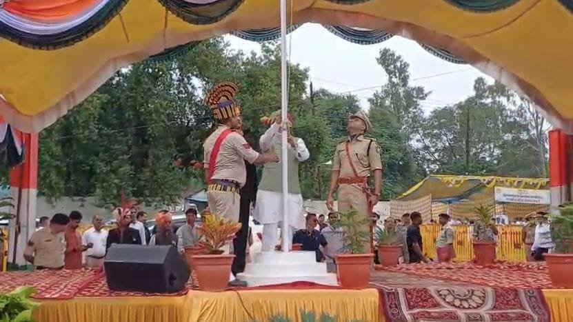 दमोह में मंत्री धर्मेंद्र सिंह लोधी ने किया ध्वजारोहण, परेड की सलामी के बीच रजपुरा छात्रावास में तिरंगे के अपमान का वीडियो वायरल