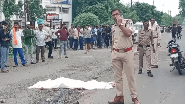 बुरहानपुर में तेज रफ्तार कंटेनर बना काल, एक की मौत, दो अस्पताल में भर्ती