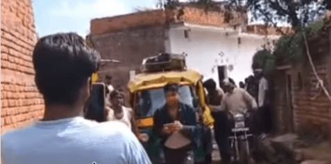 राजनगर में बिजली विभाग की लापरवाही से बड़ा हादसा टला, स्कूल ऑटो से टकराया बिजली का तार; चार बच्चों को करंट के झटके