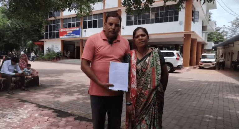 झूठे मामलों में फंसाकर जमीन पर कब्जा करने और जान से मारने की धमकी का आरोप, पीड़ित ने एसपी कार्यालय में लगाई न्याय की गुहार