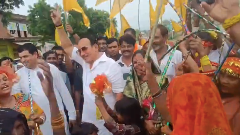 विश्व आदिवासी दिवस पर थिरके पिछोर विधायक प्रीतम सिंह लोधी, आदिवासी समाज के साथ जमकर किया डांस
