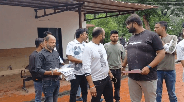 सरकारी जमीन के नाम पर करोड़ों का फर्जीवाड़ा! मृतक के नाम पर बिकते रहे प्लॉट, पुलिस की कार्रवाई पर उठे गंभीर सवाल