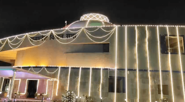 स्वतंत्रता दिवस की पूर्व संध्या पर तिरंगे के रंग में सजा भोपाल, रोशनी से जगमगाईं प्रमुख सरकारी इमारतें