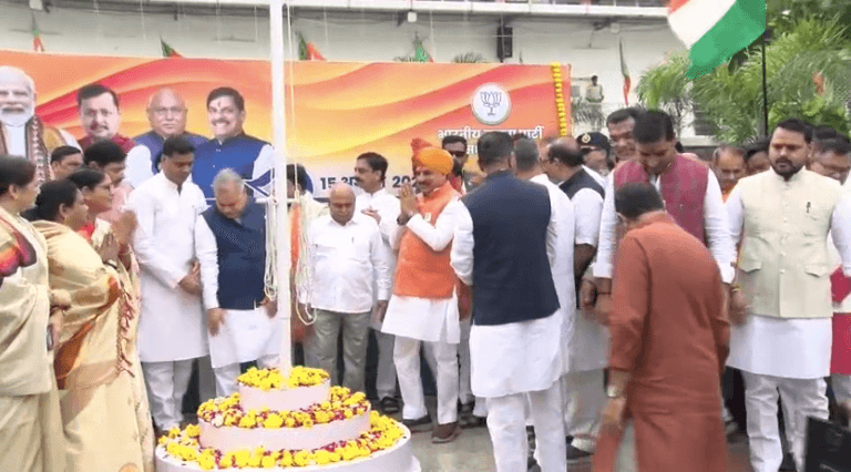 भाजपा प्रदेश कार्यालय में CM मोहन यादव ने फहराया तिरंगा, हेमंत खंडेलवाल सहित पदाधिकारी रहे मौजूद