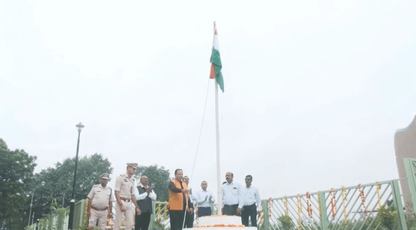 मध्यप्रदेश विधानसभा में मुख्य सचिव अरविंद शर्मा ने किया ध्वजारोहण, बोले- विकसित मध्यप्रदेश और विकसित भारत के लिए मिलकर करना होगा प्रयास