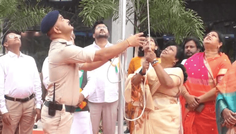 भोपाल नगर निगम में शान से लहराया तिरंगा, महापौर मालती राय और निगम अध्यक्ष किशन सूर्यवंशी ने किया ध्वजारोहण