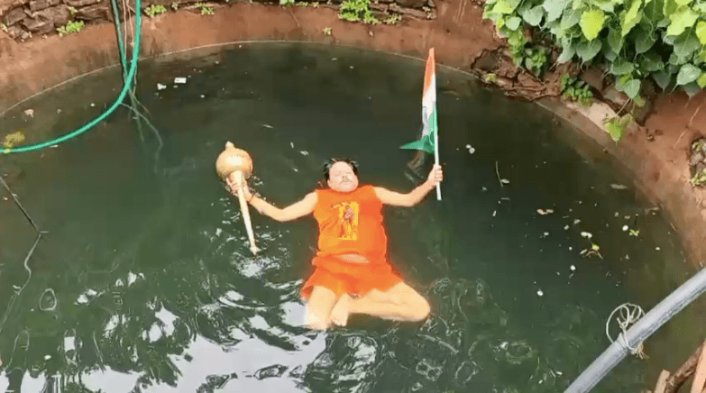 दमोह में प्रधान आरक्षक ने किया अनोखा जल योग, हाथ में तिरंगा और गदा लेकर दिया देशभक्ति का संदेश