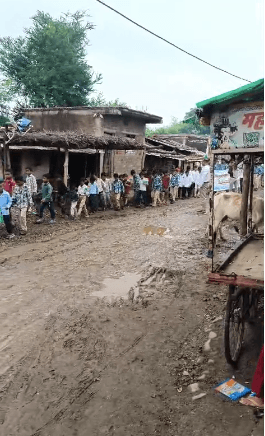 बुरहानपुर में 15 अगस्त पर तिरंगा हाथ में, पैरों के नीचे कीचड़! गोराडिया की सड़क ने खोली सफाई व्यवस्था की पोल