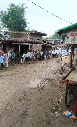 बुरहानपुर में 15 अगस्त पर तिरंगा हाथ में, पैरों के नीचे कीचड़! गोराडिया की सड़क ने खोली सफाई व्यवस्था की पोल