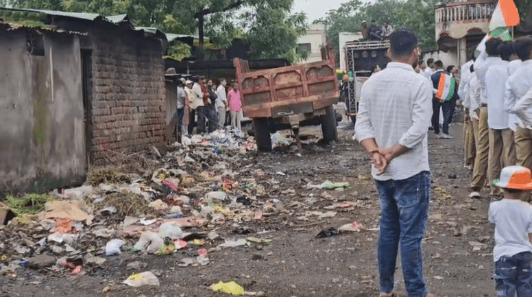 स्वतंत्रता दिवस पर शर्मनाक तस्वीर: बुरहानपुर के देड़तलाई में गंदगी के बीच जय स्तंभ पर गाया राष्ट्रगान, व्यवस्था पर उठे सवाल