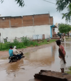 टीकमगढ़: बारिश के बाद चंदेरी गांव का मार्ग बना जलभराव का शिकार, ग्रामीण परेशान