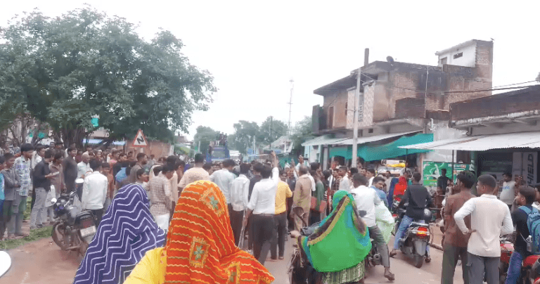 CM मोहन यादव टीकमगढ़ में, भेलसी में पानी के लिए ग्रामीणों का चक्काजाम; खाली बर्तन लेकर सड़क पर उतरी महिलाएं