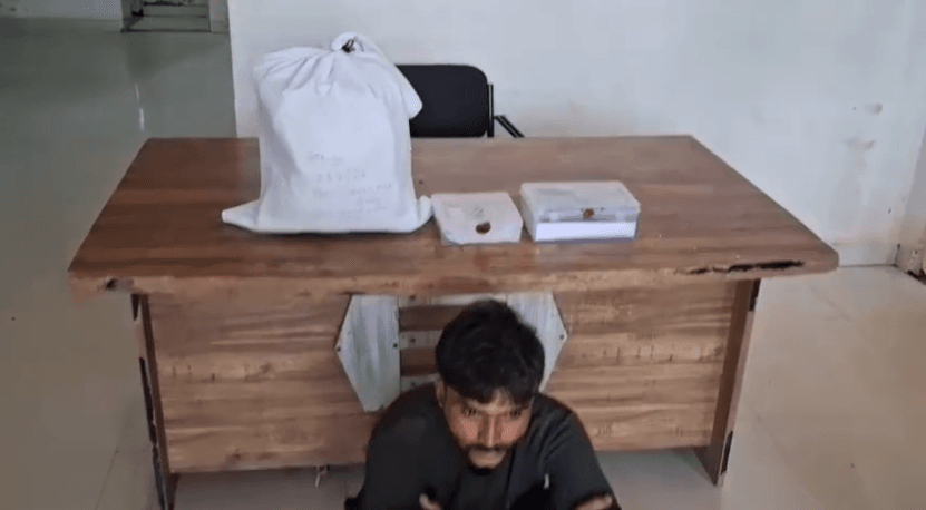 किराना दुकान से ढाई लाख की चोरी का खुलासा: चोरी के पैसों से खरीदे मोबाइल, बैग और कपड़े; एक आरोपी गिरफ्तार, अन्य की तलाश जारी