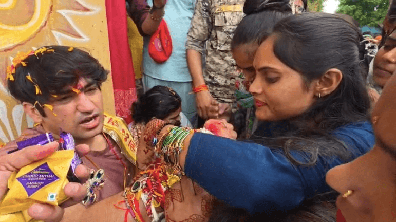 रक्षा सूत्र में बंधा आस्था का अटूट रिश्ता, देशभर से आई बहनों ने बागेश्वर सरकार को बांधी राखी