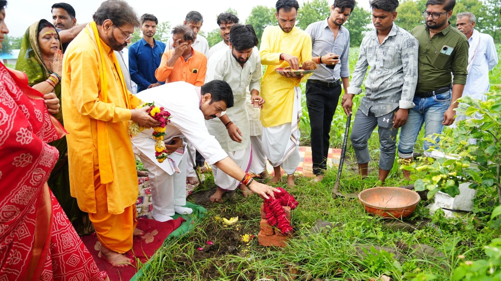 सुरखी में मंत्री गोविंद सिंह राजपूत ने गौशाला का निरीक्षण किया, मंदिर निर्माण का भूमिपूजन