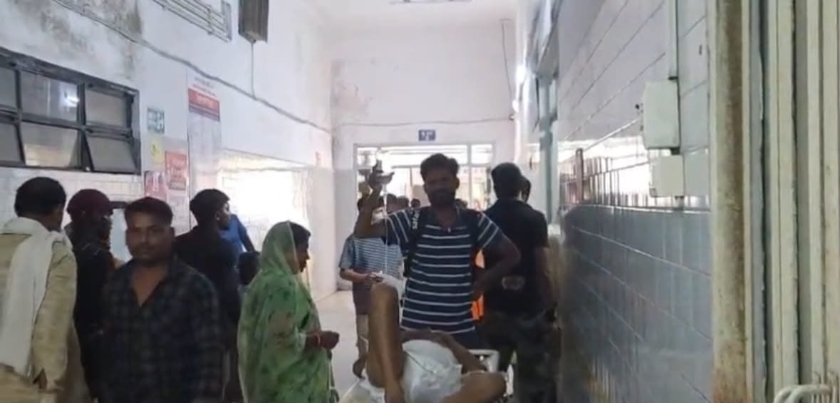 कंधे पर मरीज, हाथ में ग्लूकोज: रीवा के संजय गांधी अस्पताल का वीडियो वायरल, व्यवस्थाओं पर उठे सवाल