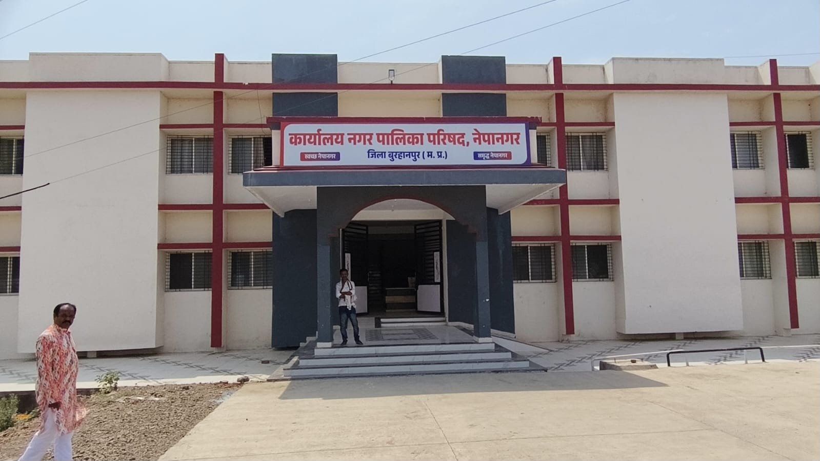 पहली बारिश में टपका 2 करोड़ का नगर पालिका भवन: CMO कार्यालय में घुसा पानी, गुणवत्ता पर उठे सवाल