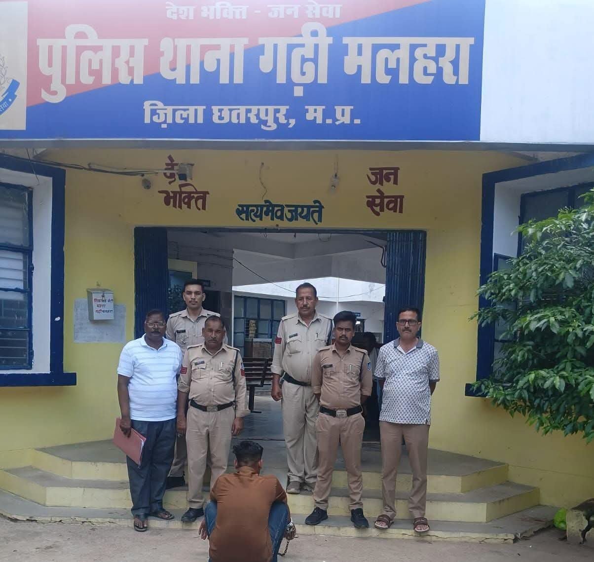 206 लीटर अवैध शराब मामले में ₹2 हजार का इनामी आरोपी गिरफ्तार, गढ़ी मलहरा पुलिस की कार्रवाई